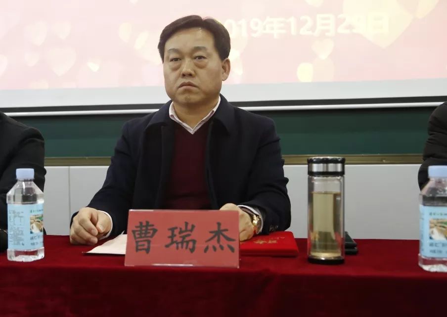 快讯/宏瑞集团捐资助学仪式在长垣市第一初级中学北校区隆重举行 快讯/宏瑞集团捐资助学仪式在长垣市第一初级中学北校区隆重举行