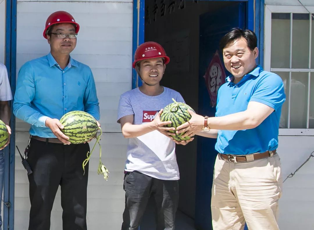 宏瑞集团丨关爱走基层,西瓜送清凉 宏瑞集团丨关爱走基层,西瓜送清凉