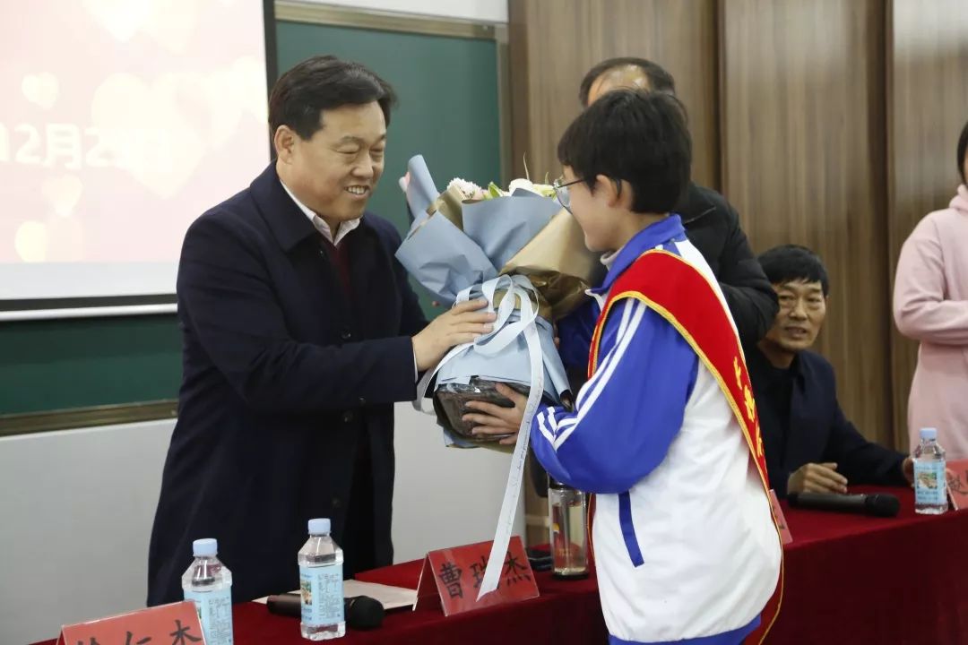 快讯/宏瑞集团捐资助学仪式在长垣市第一初级中学北校区隆重举行 快讯/宏瑞集团捐资助学仪式在长垣市第一初级中学北校区隆重举行