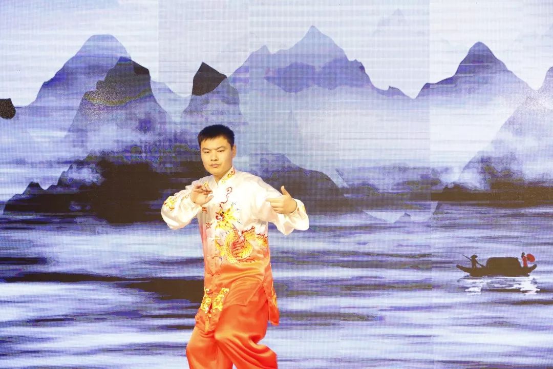 宏瑞集团“携手同行,共创辉煌年终盛典暨颁奖典礼”在宏瑞建国饭店隆重召开 宏瑞集团“携手同行,共创辉煌年终盛典暨颁奖典礼”在宏瑞建国饭店隆重召开